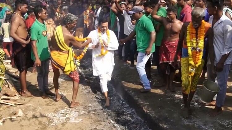 Jhamu Jatra: Sambit Patra, who joined the goddess worship in Odisha, walked barefoot on coal embers as a devot