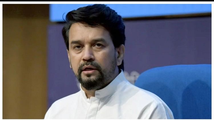 Anurag thakur had food sitting on the ground at a tribal house in Maharashtra