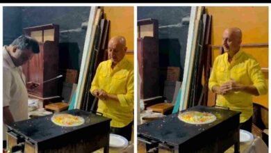 Anurag Basu treats Anupam Kher to egg dosa on Metro In Dino movie set video viral