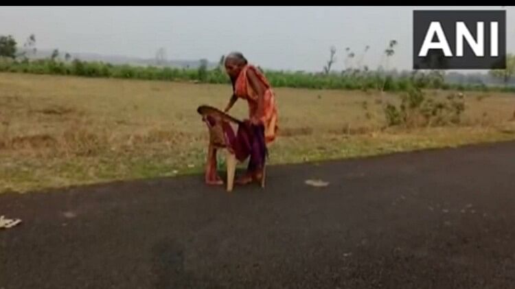 70 years old woman go to withdraw pension from sbi bank with the help of chair in Odisha news in hindi