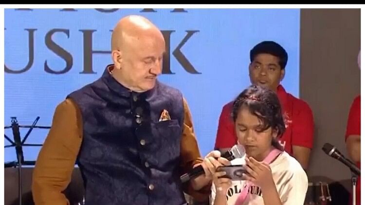 Satish Kaushik daughter Vanshika Reads out an Emotional Letter at an event Anupam Kher Shared Video