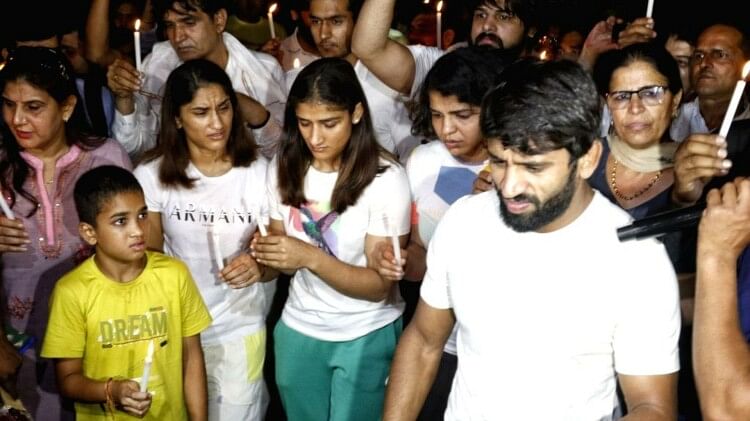 Wrestlers took out a candle march, kept two minutes of silence in memory of soldiers who martyred in Dantewada