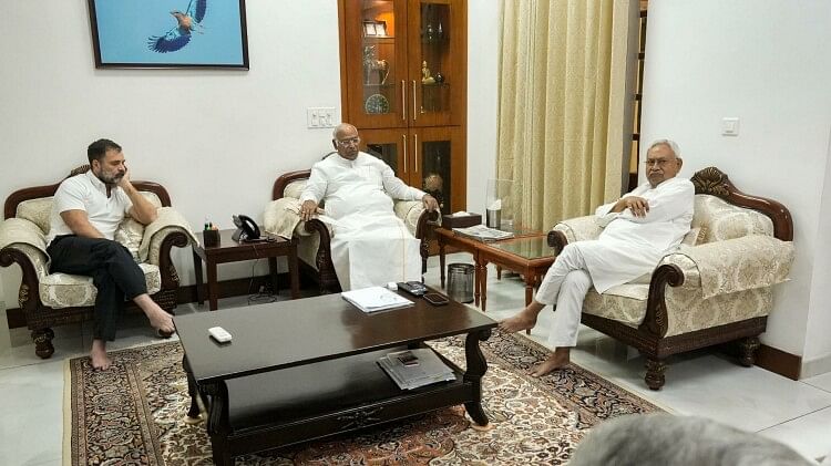 Bihar CM Nitish Kumar meets Congress president Mallikarjun Kharge Rahul Gandhi Latest News Update