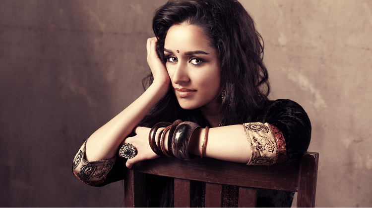 Fans surprised to see shraddha kapoor were speaking in french british and american accent