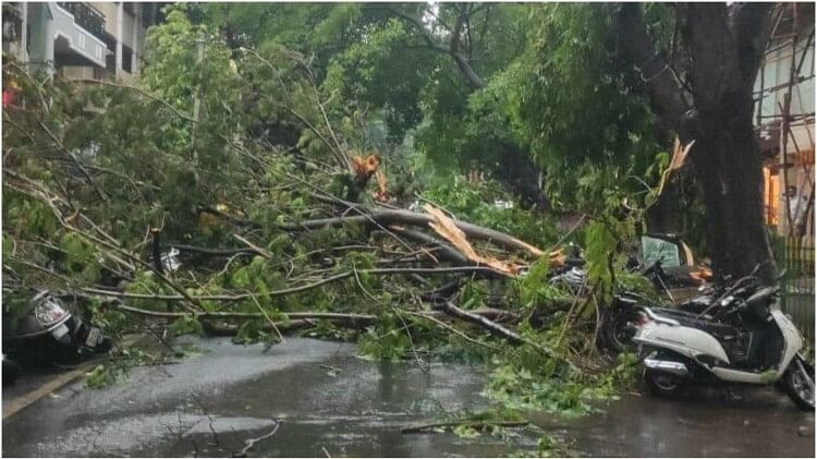 Weather Updates Heavy rain and hailstorm lashed Bengaluru city Karnataka IMD Latest News In Hindi