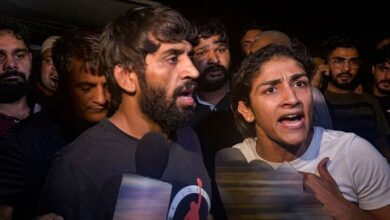 Wrestlers Protest Live: Wrestler Vs Police Clash at Jantar Mantar Bajrang Punia Vinesh Phogat Sakshi Malik