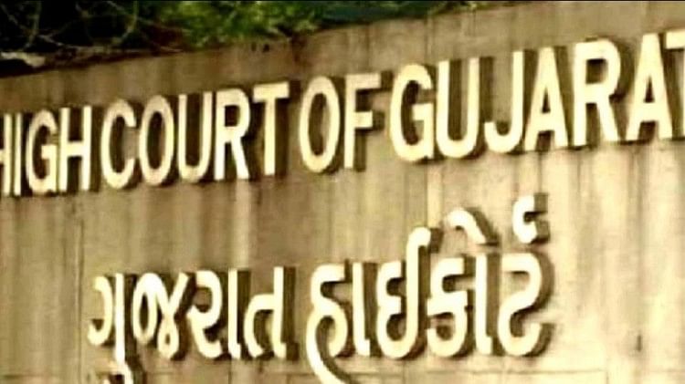 Policemen who thrashed in public in Junagadh will be prosecuted, Gujarat  High Court accepted the petition