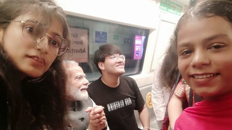 PM Modi in DU: Gujarati student meet PM in metro, Assamese student gave Gamosa