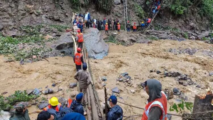 Tourists were rescued by building a temporary bridge due to floods in North Sikkim, army saved 300 lives