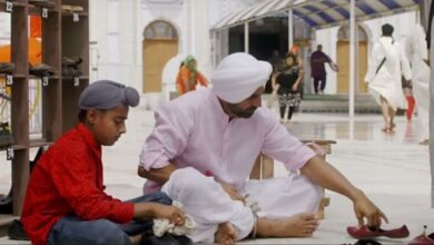 Throwback Thursday When Akshay Kumar Polish Shoes at Gurudwara Details Inside