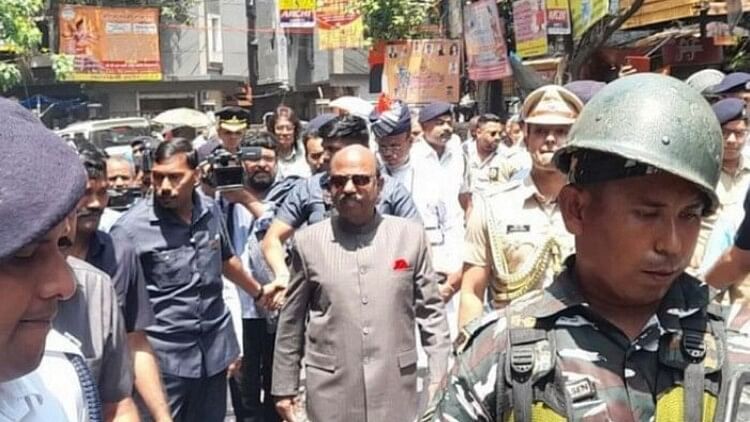 Governor shown black flag by TMCP members at North Bengal University campus