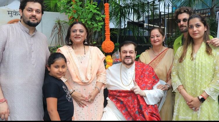 100 Years Of Mukesh Nitin Mukesh celebrates father birthday with Nishi Mukesh Neil Nitin Mukesh see pictures