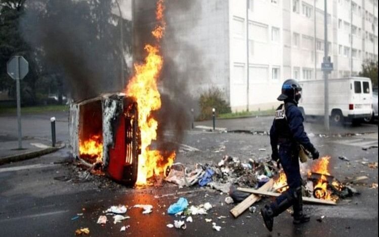 France protests: Nearly 100 arrested on fifth night of unrest