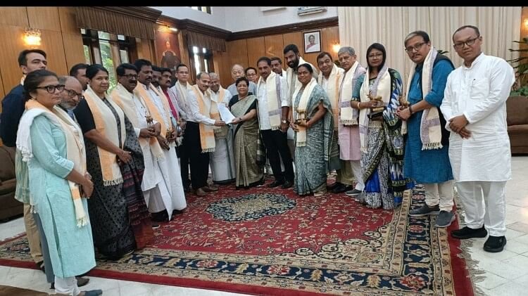 Opposition MPs of I.N.D.I.A parties reach Rajbhawan in Imphal to meet Manipur Governor Anusuiya