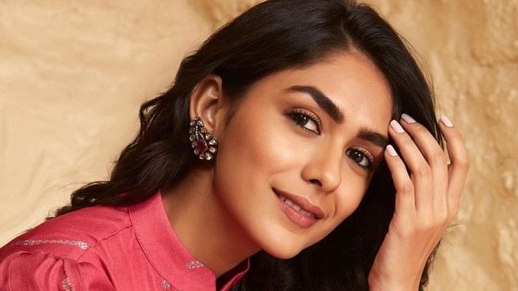 Sita ramam Actress Mrunal Thakur hike fees for Films as per Reports