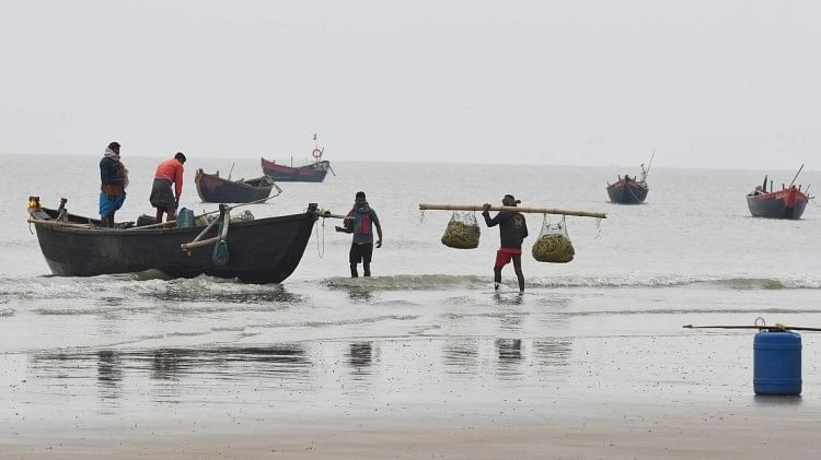 Fishermen apprehended with two boats by Sri Lankan Navy from Delft island in Palk Strait