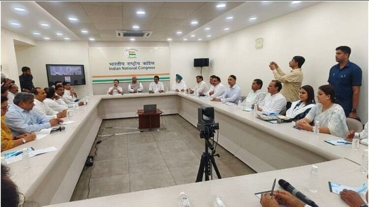 Mallikarjun Kharge Rahul Gandhi hold a meeting with leaders of Karnataka Congress at party HQ in Delhi