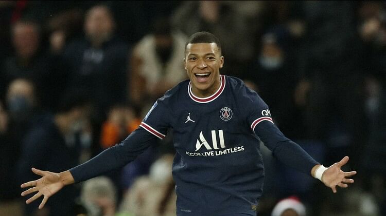 PSG Reinstated Kylian Mbappe Into First Team After Lorient Snub Club Attempting to Resolve Contact Situation