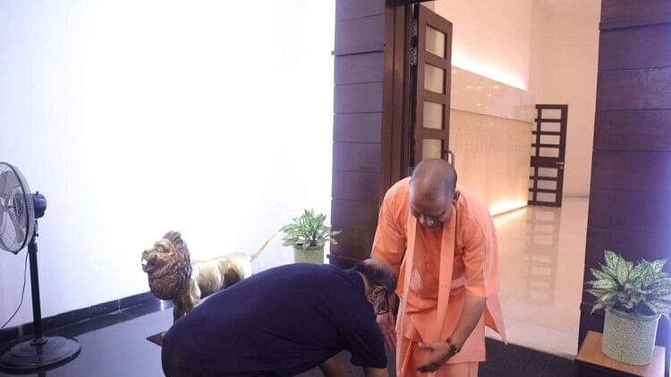 Jailer star Rajinikanth explains why he touched CM Yogi Adityanath Feet says It is my habit I respect sanyasi