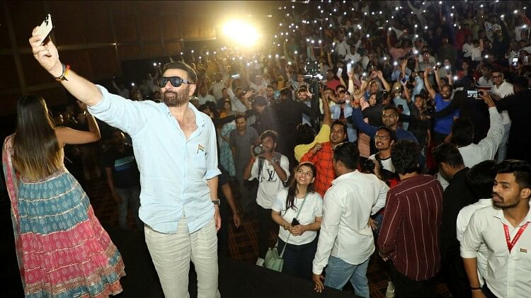 Gadar 2 Actor Sunny Deol Lights Up Audience in Indore with Unforgettable Visit