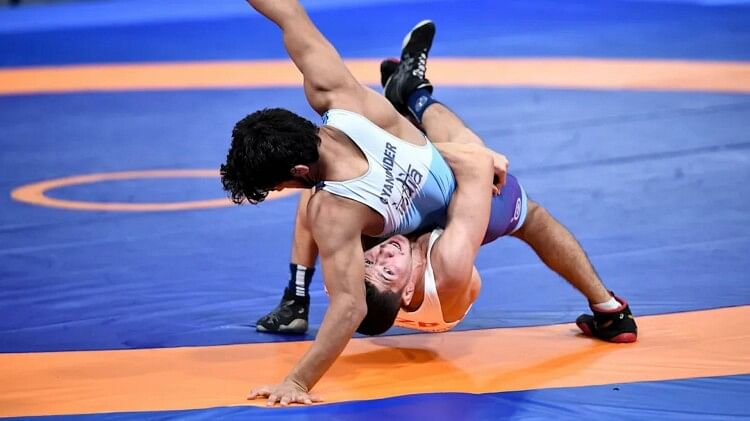 sports ministry sends wrestlers to Romania for special training camp and competition