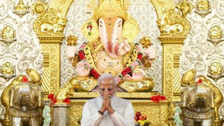 pm narendra modi image show turn back on lord ganesha pune temple fact check shows truth